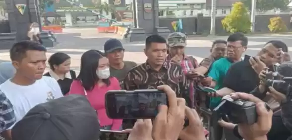 Keluarga korban wartawan Rico Sempurna Pasaribu, melapor ke Polisi Militer Kodam I/Bukit Barisan (Pomdam I/BB) di Medan, Sumatera Utara, Kamis (18/7/2024). (Foto: ANTARA)
