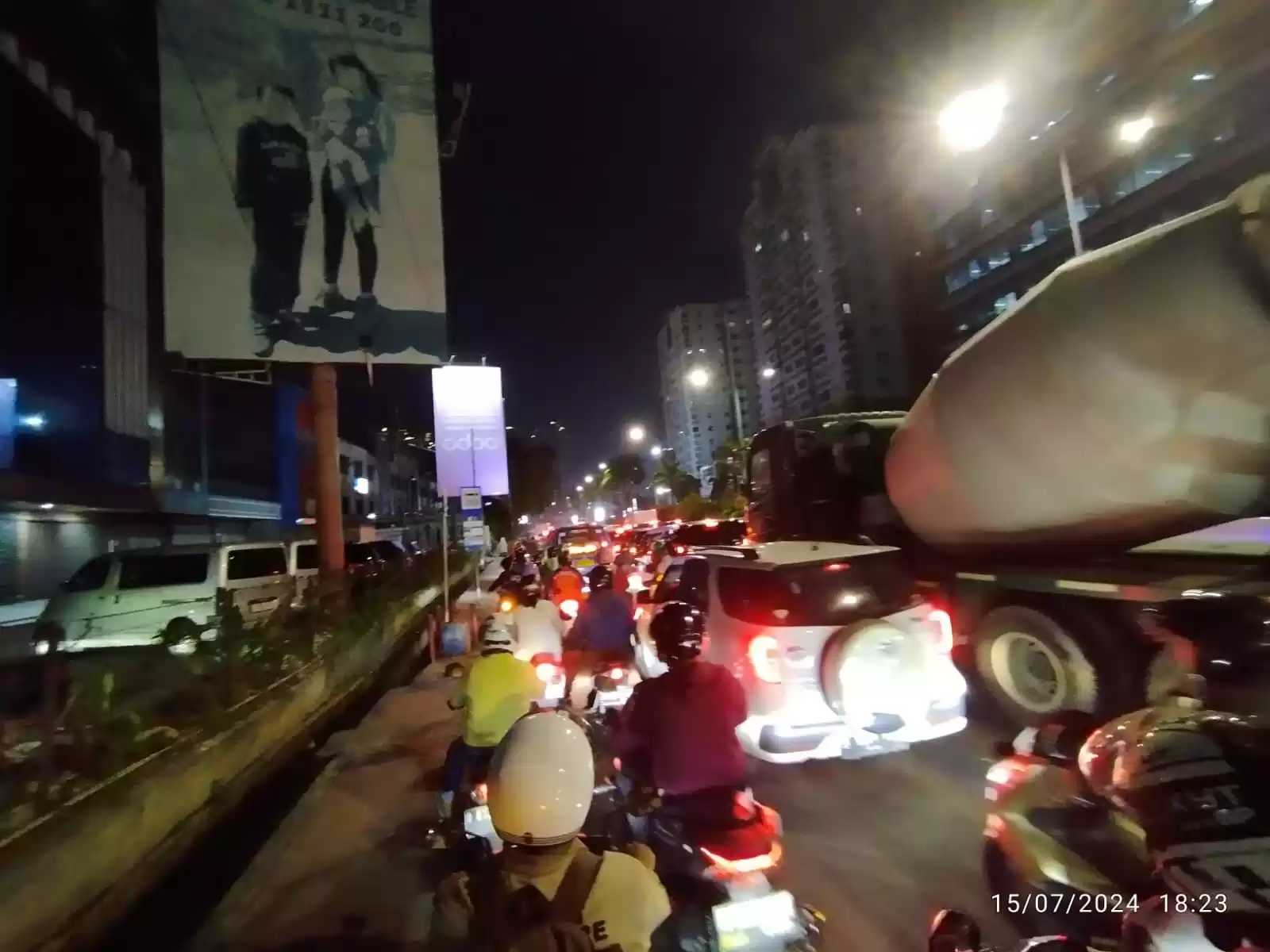 Kemacetan panjang imbas kecelakaan truk di kolong tol MOI Kelapa Gading