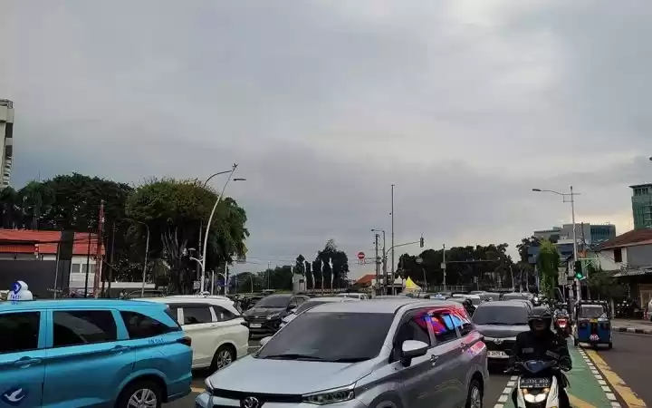 Ilustrasi - Sejumlah kendaraan yang berlalu-lalang pada cuaca berawan. (Foto: Antara)