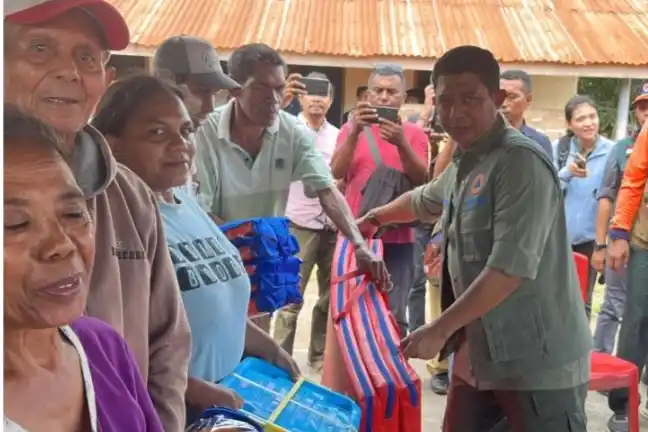 Kepala BNPB Suharyanto berikan bantuan logistik kebutuhan pokok kepada korban erupsi Gunung Lewotobi Laki-Laki (Foto: Antara)