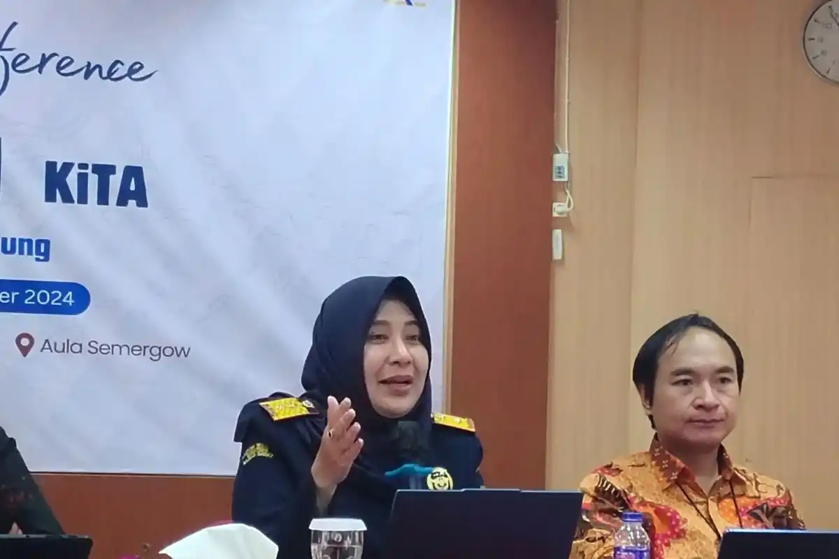 Kepala Kantor Wilayah Bea Cukai Sumatera Bagian Barat, Estty Purwadiani Hidayatie (Kiri). (Foto: Antara)