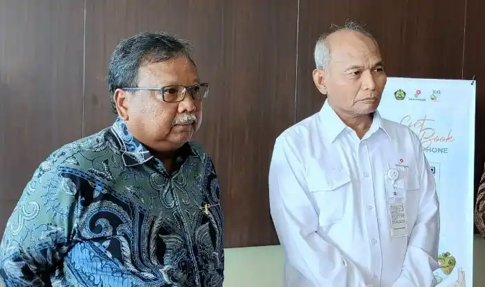 Kepala Satuan Kerja Khusus Pelaksana Kegiatan Usaha Hulu Minyak dan Gas Bumi (SKK Migas), Djoko Siswanto (kanan) dan Penasihat Kepala SKK Migas, Nanang Abdul Manaf (kiri). (Foto: Antara)