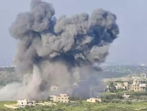 Kepulan asap tebal, yang disebabkan oleh serangan Israel terlihat di Majdal Zoun, Lebanon (15/4/2024). [Foto: ANTARA]
                                    class=