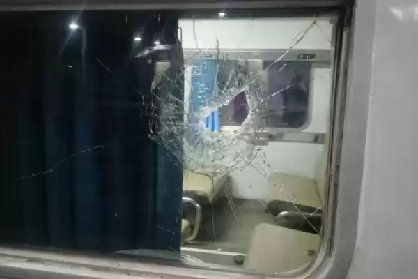 Kaca jendela yang pecah akibat aksi vandalisme terhadap KA Pasundan. [Foto: ANTARA]
