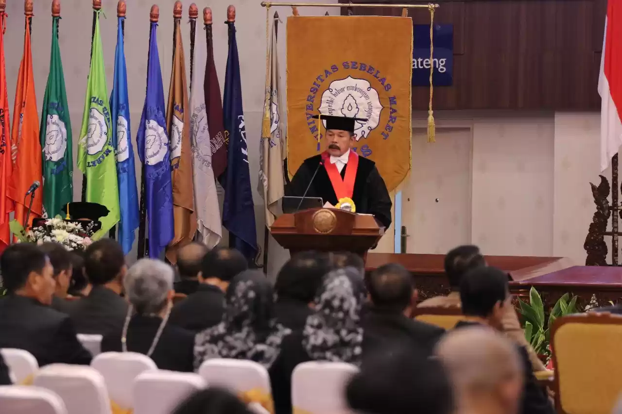 Jaksa Agung, ST Burhanuddin saat memberikan ulasan orasi ilmiah pada Pengukuhan Profesor Kehormatan dalam Bidang Ilmu Hukum Pidana Korupsi dan Pemulihan Aset JAM Pembinaan, Bambang Sugeng Rukomono (Foto: Dok MI)