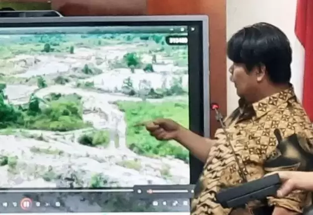 Guru Besar Fakultas Kehutanan IPB Prof Bambang Hero Saharjo memaparkan dampak kerusakan lingkungan akibat tambang timah di Provinsi Bangka Belitung, Senin (19/2/2024)