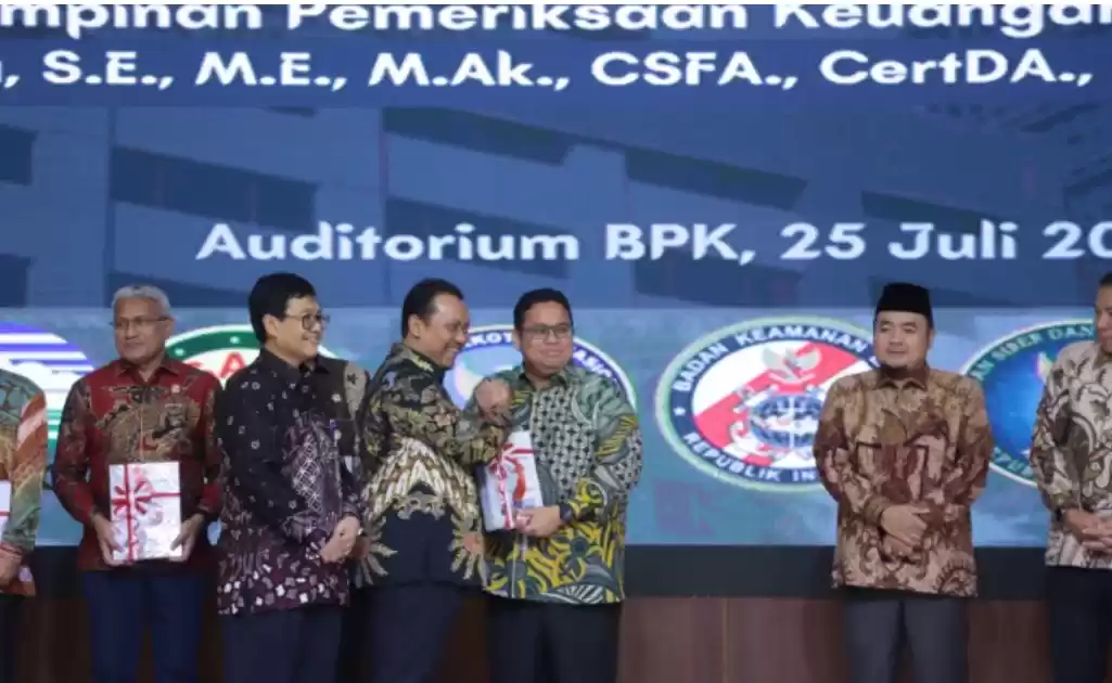 Ketua Bawaslu RI, Rahmat Bagja (kanan) menerima sertifikat predikat WTP dari BPK di Jakarta, Kamis (25/7/2024). (Foto: Ist)