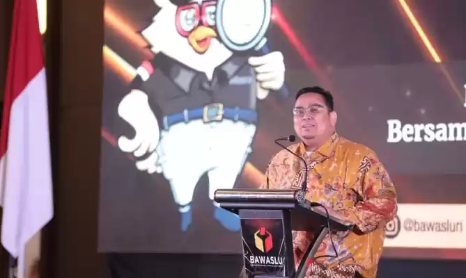 Ketua Bawaslu RI, Rahmat Bagja saat berinteraksi dengan peserta Konsolnas Evaluasi Dukungan Administrasi dan Teknis Kesekretariatan dalam Pengawasan Penyelenggaraan Pemilu Tahun 2024 Gelombang II (Foto: Bawaslu)