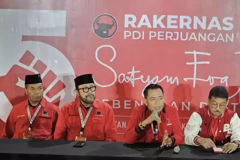 Ketua DPD PDIP Jawa Barat, Ono Surono (dua kiri) saat jumpa pers hari kedua Rakernas V PDIP di Beach City International Stadium Ancol, Jakarta, Sabtu (25/5/2024). (Foto: ANTARA)