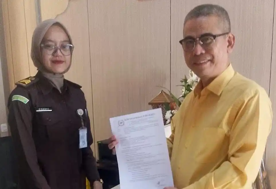 Ketua KMP, Zaenail Abidin saat menyerahkan Surat ke Kejaksaan Negri Purwakarta. (Foto: Istimewa/MI)
