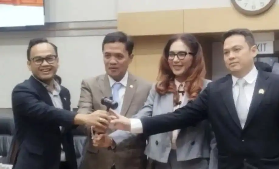 Ketua Komisi III DPR RI Habiburokhman memegang palu sidang bersama para Pimpinan Komisi III DPR RI lainnya di Kompleks Parlemen, Jakarta, Selasa (22/10/2024)