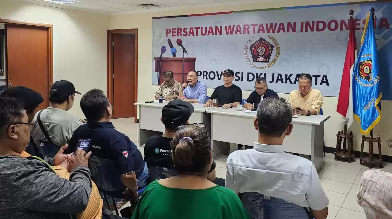 Ketua PWI DKI Jakarta, Kesit B Handoyo, kembali mengumumkan pemberhentian penuh Hendry Ch Bangun dari keanggotaan PWI pada jumpa pers di markas PWI DKI Jakarta, Kamis malam (15/8).