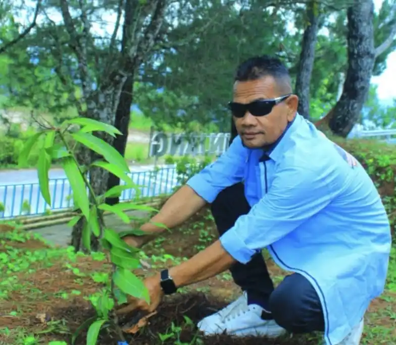 Ketum Raja Pra8u Raka, Alex Alopsen Secara Simbolik Menanam Pohon Mangga di Huta Ginjang, Taput, Pinggiran Danau Toba yang Merupakan Salah Satu Destinasi Wisata (Foto: Ist)
