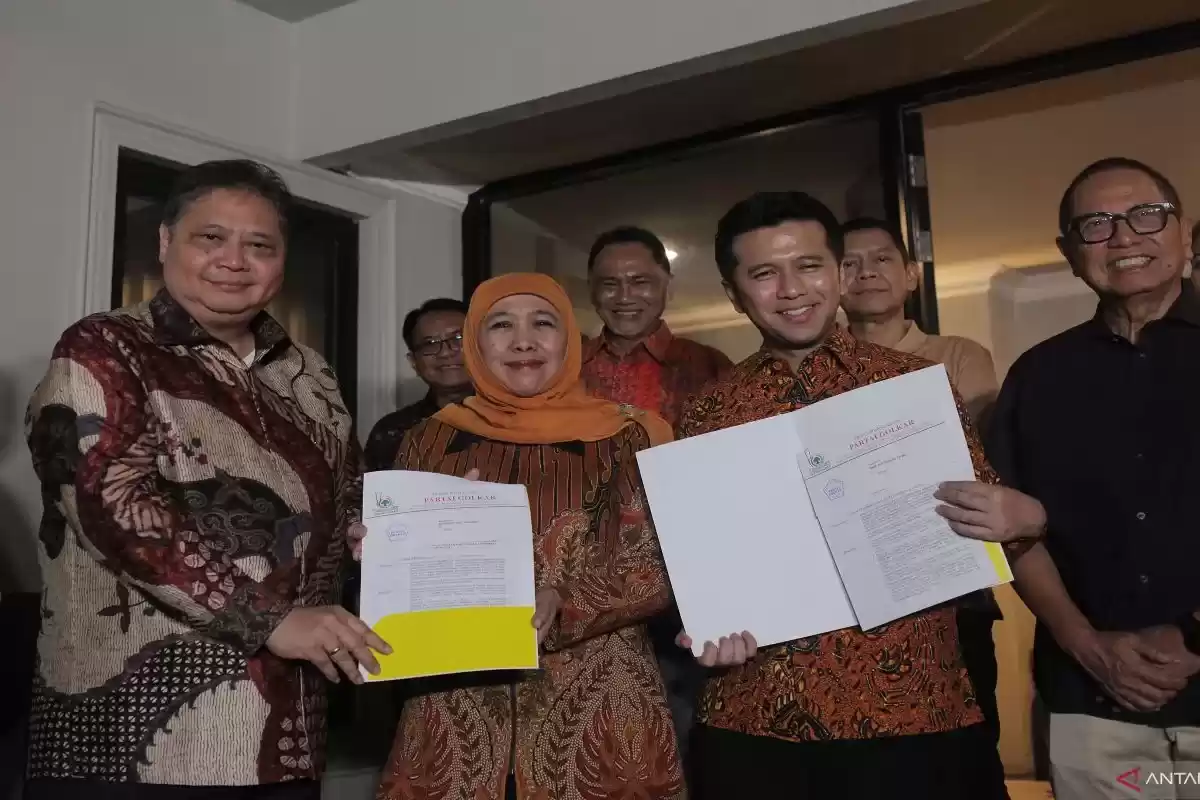 Ketua Umum Partai Golkar Airlangga Hartanto (kiri) bersama bakal calon gubernur dan wakil gubernur Jawa Timur Khofifah Indar Parawansa (kedua kiri) dan Emil Dardak (kedua kanan) memperlihatkan surat keputusan Partai Golkar (Foto: ANTARA)