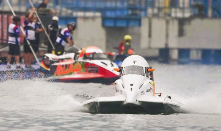 Pembalap tim China CTIC Team Brent Dillard memacu kecepatan saat mengikuti sesi latihan bebas kedua Kejuaraan Dunia Perahu Motor F1 Powerboat (F1H2O) 2024 di Danau Toba. (Foto: ANTARA)