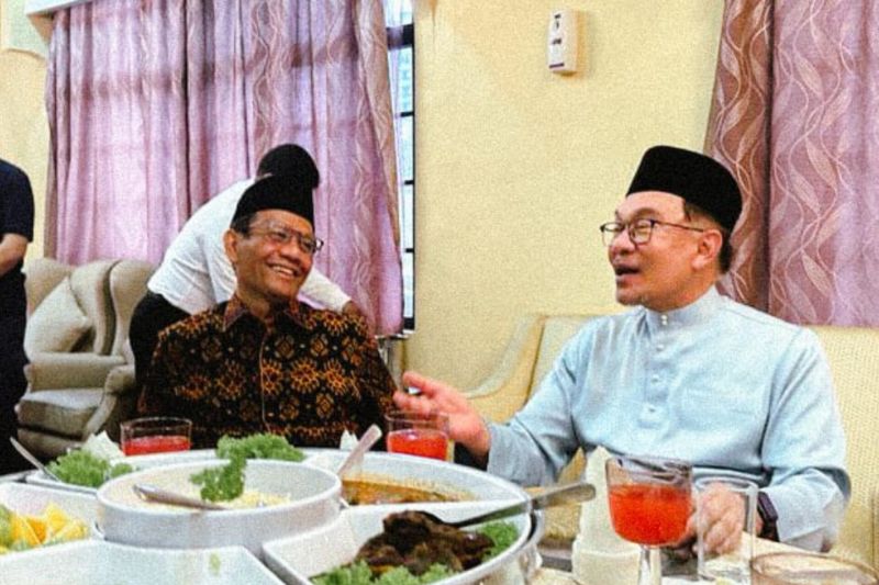 Cawapres Mahfud MD dan Dato Seri Anwar Ibrahim. (Foto: ANTARA)