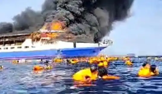 KM Barcelona VA Terbakar di Perairan Depan Pulau Talise, Minahasa Utara, Sulawesi Utara (Foto: Istimewa)
