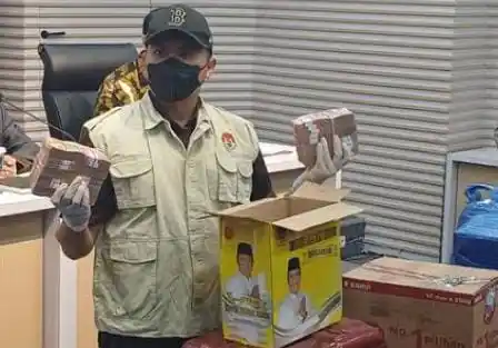 Petugas KPK menunjukkan sejumlah uang suap Gubernur Kalimantan Selatan, Sahbirin Noor, Selasa (8/10/2024) (Foto: Dok MI/Aswan)