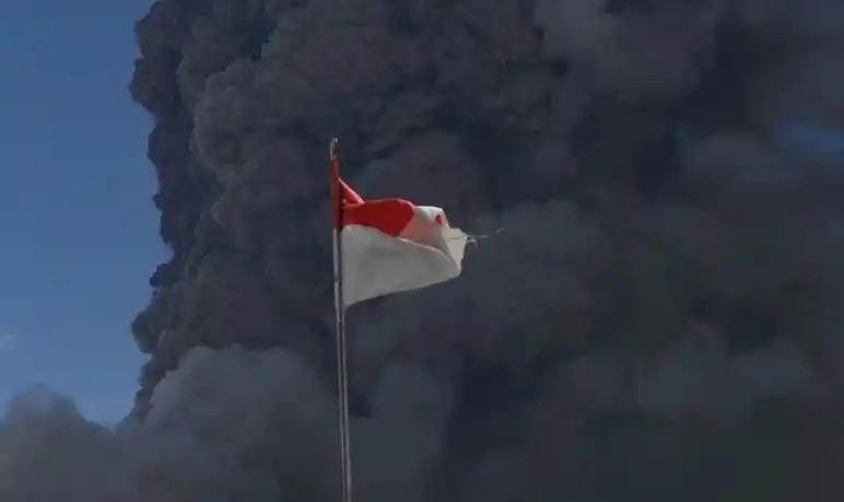 Kolom abu dari erupsi Gunung Lewotobi Laki-laki tampak dari Desa Pululera di Wulanggitang (Foto: Antara)