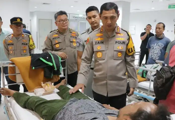 Kombes Pol Zain Dwi Nugroho menjenguk korban tabrak lari di rumah sakit (Foto: Antara)