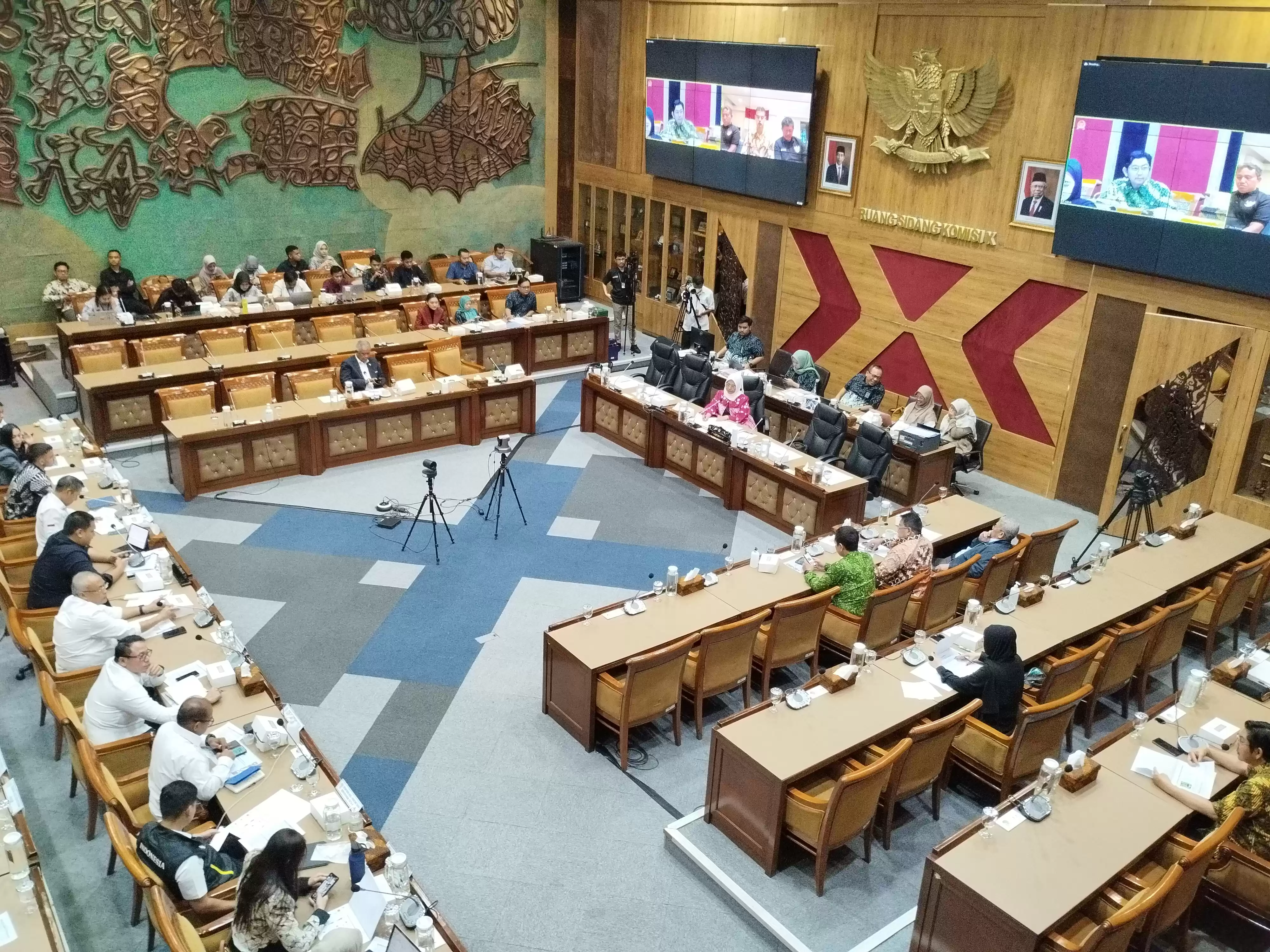Komisi X DPR RI menggelar rapat kerja untuk membahas permohonan pertimbangan pemberian Kewarganegaraan Republik Indonesia (RI) atas nama Calvin Ronald Verdonk dan Jens Raven (Foto: MI/Dhanis)