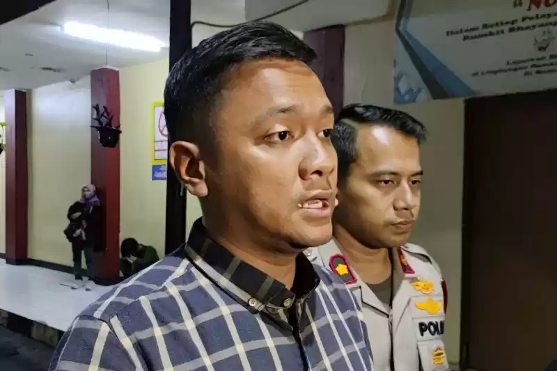 Polres Metro Jakarta Selatan Kompol Henrikus Yossi saat ditemui di RS Polri, Kramat Jati, Jakarta Timur, Sabtu (27/4/2024). (Foto: Antara)
                                    class=