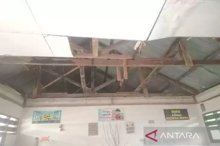 Kondisi bangunan bagian atas (plafon) SD Negeri 2 Lawa jadi perhatian Pj Bupati Muna Barat untuk segera di perbaiki ulang. (Foto: Antara/La Ode Biku)