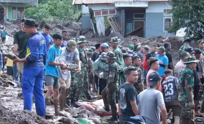 Kondisi banjir Rua menelan satu korban seorang mahasiswi Institut Agama Islam Negeri (IAIN) Ternate. (Foto: Antara)