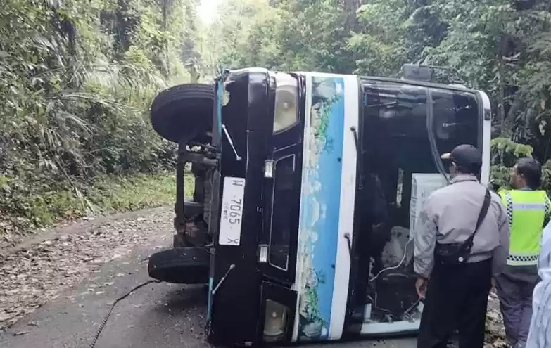 Kondisi bus terguling di akses utama menuju kawasan Pantai Balekambang, di Desa Srigonco, Kecamatan Bantur, Kabupaten Malang, Jawa Timur, Sabtu (4/5/2024). (Foto: Antara)