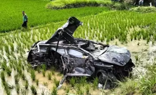 Kondisi Mobil usai tertabrak kereta terseret hingga 30 meter sampai terjatuh ke sawah di Deli Serdang (Foto: Dok Polsek Lubuk Pakam)