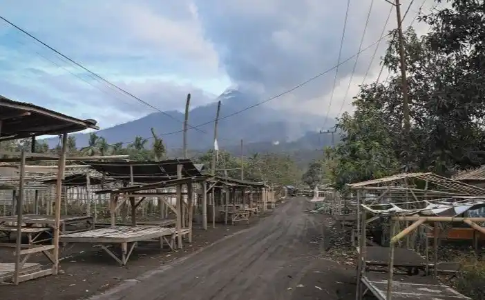 Kondisi Pasar Boru dengan latar belakang erupsi Gunung Lewotobi Laki-laki (Foto: Antara)