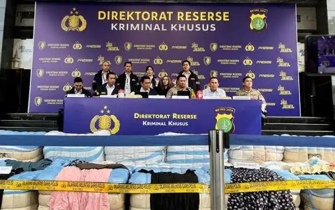 Konferensi Pers Pengungkapan Baju Bekas Impor Ilegal Senilai Rp4,2 Miliar (Foto: Istimewa)