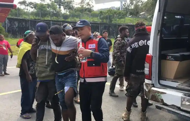 Korban bentrokan kelompok pendukung dua calon bupati Puncak Jaya, Papua Tengah, dievakuasi ke RSUD Jayapura, Rabu (27/11/2024)