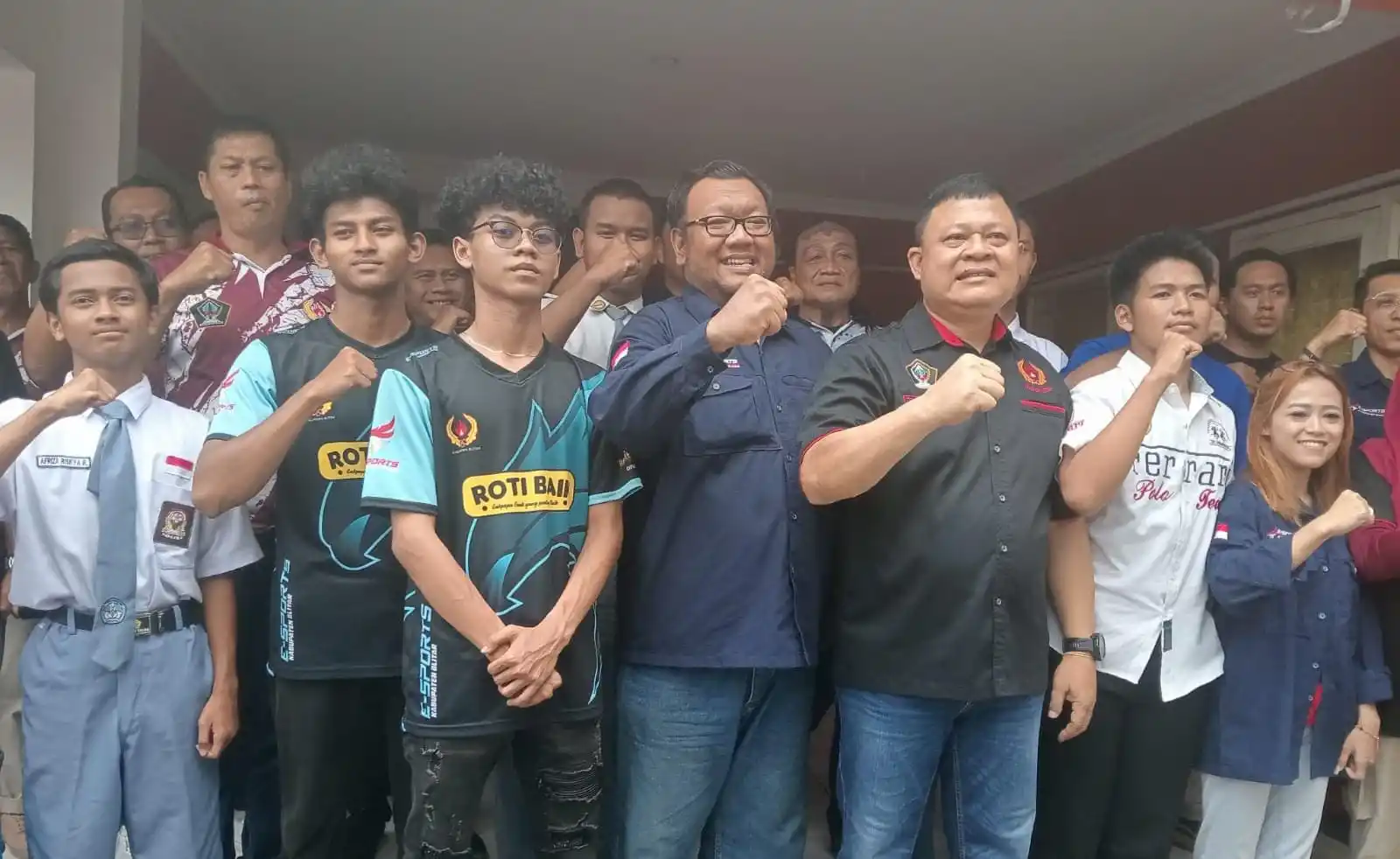 Ketua KONI Kabupaten Blitar, Toni Andreas bersama para atlet dan pembina E-sport (Foto: Dok MI/Joko Prasetyo)