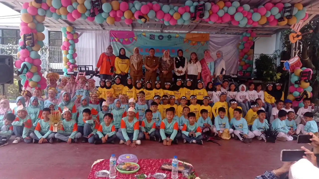Foto bersama seusai Konser Keyboard Yamaha Step 1 SDN 268 Panyileukan, Kota Bandung, Jawa Barat pada Selasa (29/10/2024) kemarin. (Foto: MI/Sugiyanto)