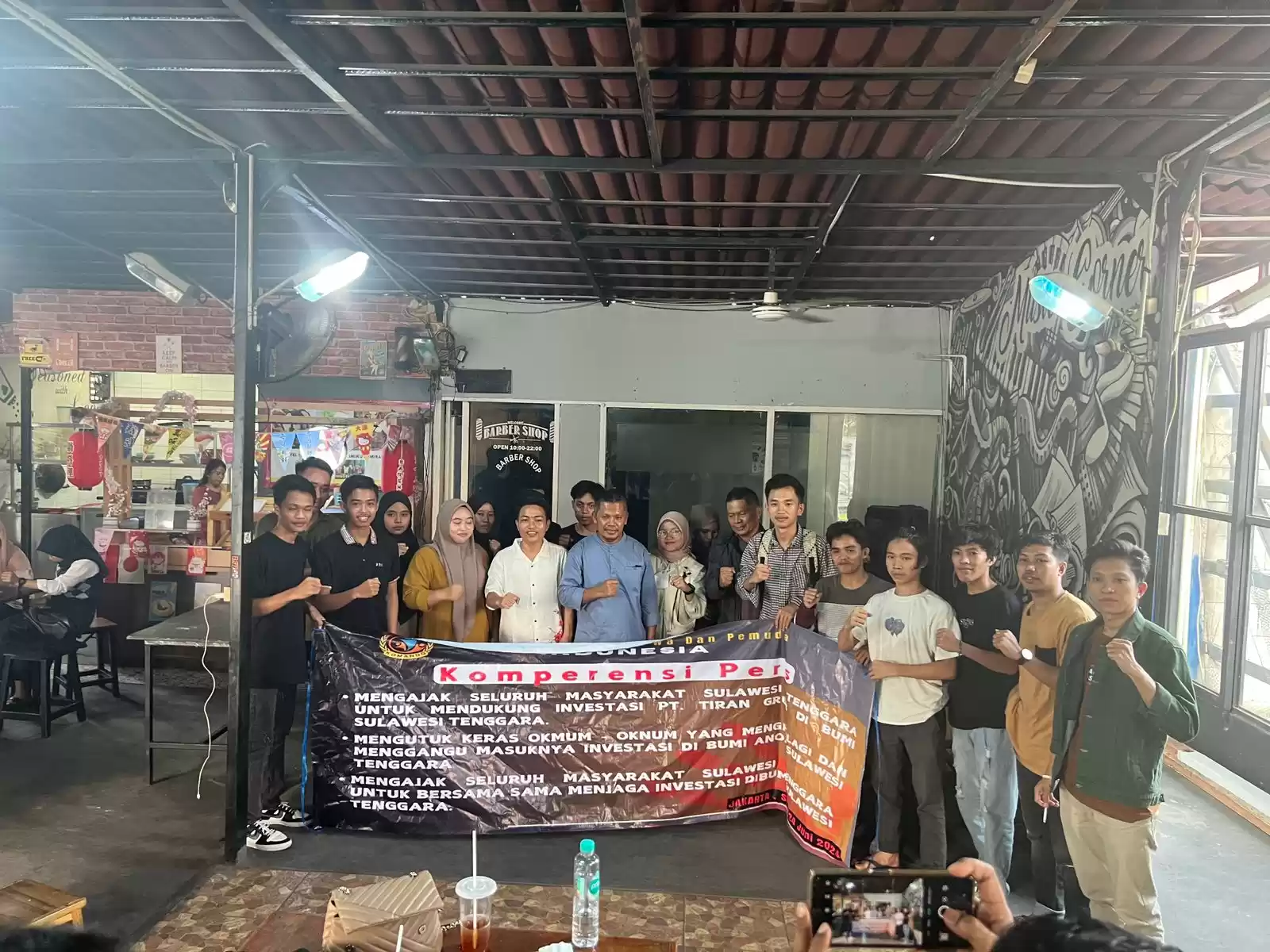 Konsorsium Mahasiswa dan Pemuda Indonesia Jakarta mengadakan diskusi terbuka yang membahas investasi di Sulawesi Tenggara di salah satu cafe di bilangan Rawamangun Jakarta Pusat, Sabtu (22/6/2024) (Foto: Dok MI)