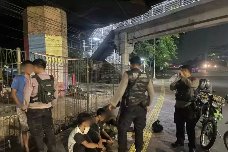 Polisi mengamankan empat remaja yang berkonvoi sambil mambawa senjata tajam (sajam) di Jalan Latumenten, Grogol Petamburan, Jakarta Barat, Jumat (24/5/2024). [Foto: Doc. Polres Jakbar]