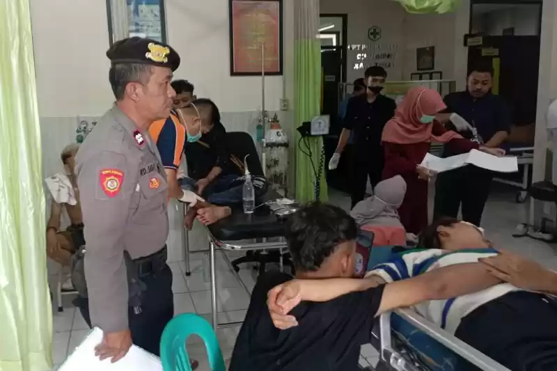 Sejumlah wisatawan korban kecelakaan di jalur wisata Papandayan, mendapatkan penanganan medis di Puskesmas Cisurupan, Kabupaten Garut, Jawa Barat, Senin (15/4/2024). (Foto: ANTARA)