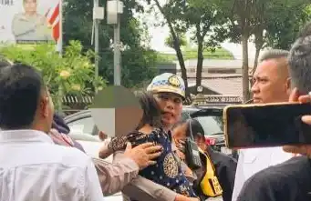 Anak korban penyanderaan tengah digendong petugas saat tiba di Kantor Polres Jaksel (Foto: Antara)