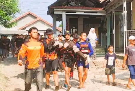 Tim SAR gabungan Provinsi Banten menemukan dua bocah yang tenggelam di Sungai Nambo. (Foto: Antara)