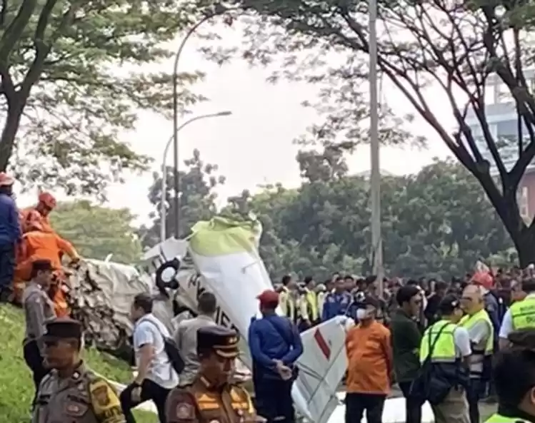 Penampakan pesawat latih jatuh di Jalan Lapangan Sunbres, BSD, Serpong, Tangerang Selatan. (Foto: Antara)