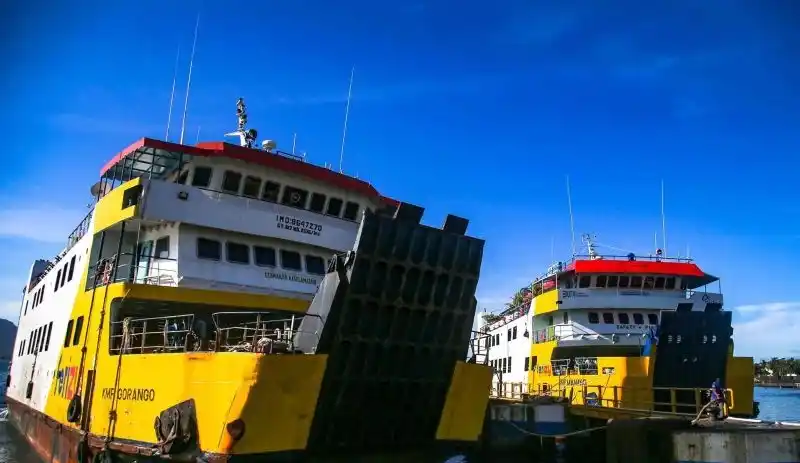Petugas melepas tali kapal ferry tujuan Tidore di Pelabuhan Ferry Bastiong, Ternate, Maluku Utara, Kamis (7/12/2023). PT Angkutan Sungai, Danau dan Penyeberangan (ASDP) Ferry Indonesia Cabang Ternate akan menyiapkan 8 kapal ferry dan 2 milik kapal swasta untuk mendukung kelancaran mobilitas masyarakat dari Ternate-Tidore selama penyelenggaraan Hari Nusantara pada 10-13 Desember 2023 di Tidore Kepulauan