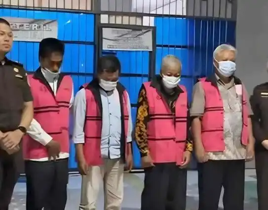 Penyidik Kejaksaan Negeri (Kejari) Enrekang, Sulawesi Selatan, menahan empat tersangka korupsi dana zakat sebesar Rp16,6 miliar. Tiga tersangka merupakan komisioner aktif Badan Amil Zakat Nasional (Baznas) Enrekang, yaitu Baharuddin, Kadir Lesang, dan Kaharuddin. Sementara satu tersangka lagi merupakan eks komisioner Baznas Enrekang yang kini menjabat Rektor Universitas Muhammadiyah Enrekang, Syawal Sitonda, Jumat (28/11/2025).