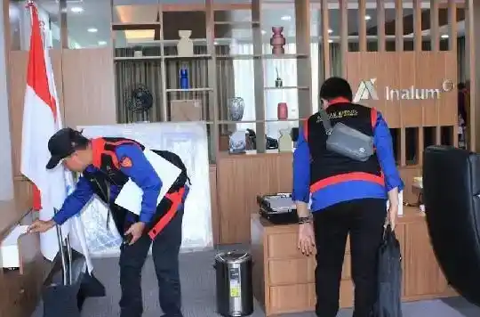 Petugas Kejaksaan Tinggi Sumatera Utara melakukan penggeledahan di Kantor PT Inalum, Kab. Batubara, Sumatera Utara, Kamis (13/11/2025) (Foto: Dok MI/Kejati Sumut)