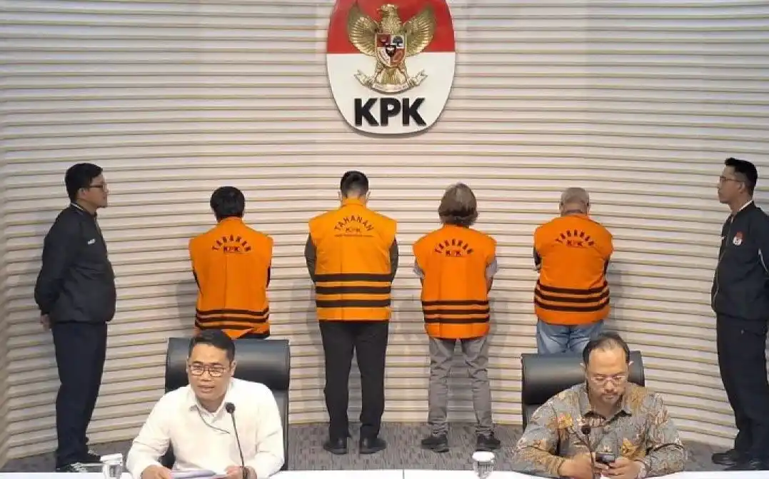 Komisi Pemberantasan Korupsi (KPK) hadirkan empat tersangka kasus dugaan korupsi pengadaan tanah di Rorotan, Jakarta Utara oleh Perumda Pembangunan Sarana Jaya (PPSJ) tahun 2019-2020 dalam konferensi pers di Gedung Merah Putih KPK, Jakarta Selatan, Rabu (18/9/2024