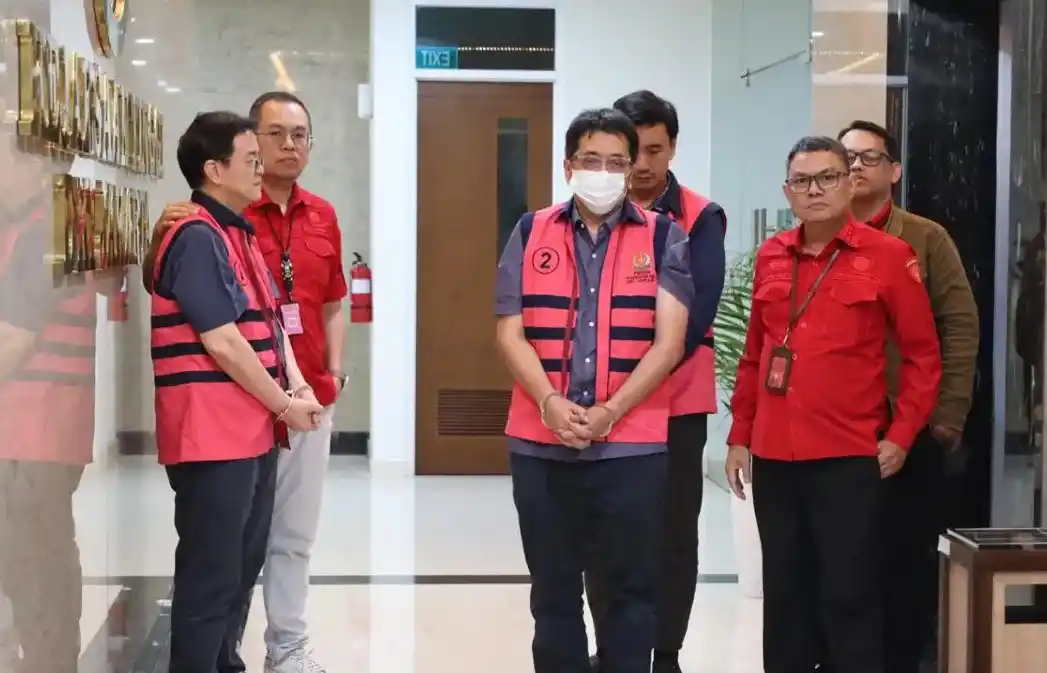 Negara Tekor Nyaris Rp 1 T, Direktur PT Tebo Indah dan Pejabat LPEI jadi Tersangka Kejati DKI Jakarta Kejati DKI Jakarta menetapkan tiga tersangka korupsi dalam penyelenggaraan pembiayaan ekspor LPEI pada Rabu (22/10/2025). (Foto: Dok MI/Kejati DKI)