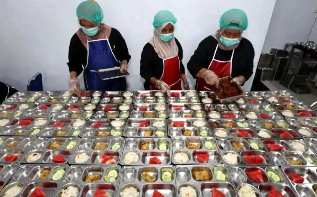 Petugas menyiapan makanan program Makan Bergizi Gratis (MBG) untuk didistribusikan kepada pelajar di Banda Aceh, Aceh, Jumat (16/5/2025) (Foto: Dok MI/Antara News)