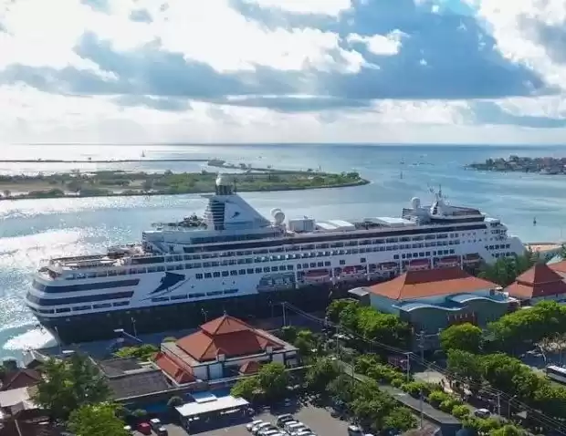 Kapal pesiar sandar di Pelabuhan Benoa, Denpasar, Bali, Sabtu (21/10/2023) (Foto: Antara)