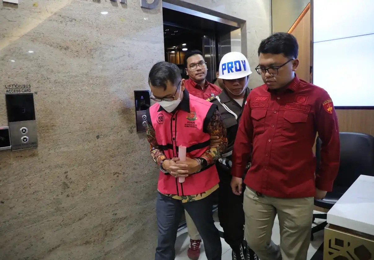 Salah satu tersangka kasus dugaan korupsi tata kelola minyak mentah PT Pertamina mengenakan rompi tahanan Kejagung (Foto: Dok MI/Aswan)