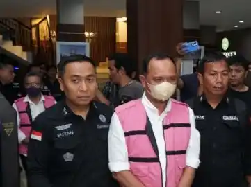 Korupsi PTPN I Kejaksaan Tinggi Sumatera Utara (Kejati Sumut) menahan dua mantan pejabat Badan Pertanahan Nasional (BPN) terkait dugaan korupsi pengelolaan aset PTPN I. Penahanan dilakukan pada hari Selasa (14/10/2025) malam. Kedua tersangka adalah mantan Kepala BPN Sumut berinisial ASK (periode 2022-2024) dan mantan Kepala BPN Kabupaten Deliserdang, ARL (periode 2023-2025).